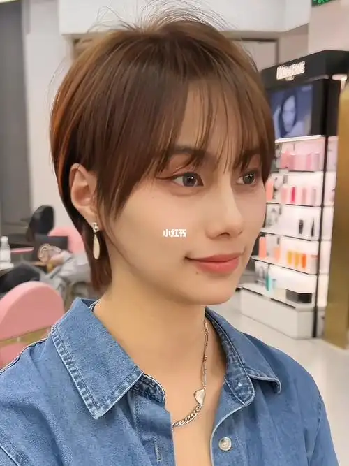 短发 锁骨发分享一款很简单的短发,不需要打理就很好看~对圆脸妹妹