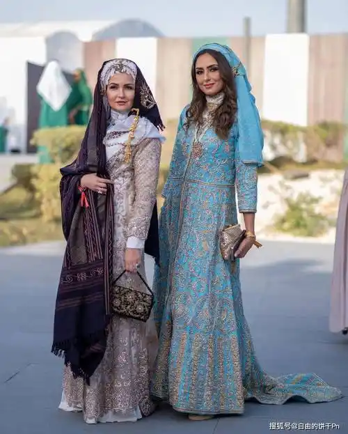 在沙特阿拉伯实行严格的宗教规定,要求女性必须穿黑色长袍和头巾.