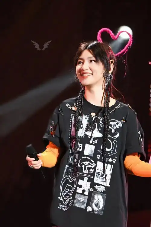 周笔畅女大十八变巡回演唱会