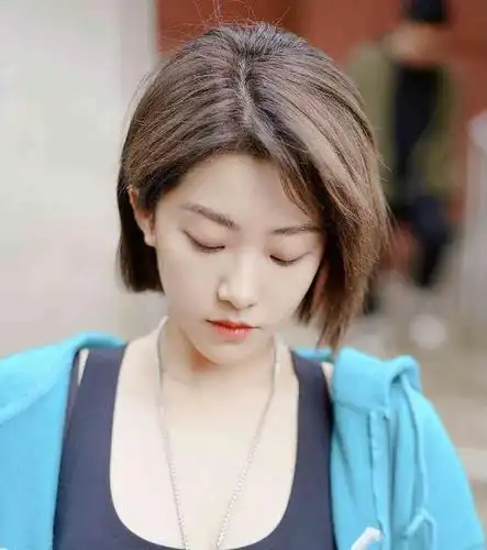 喻言一推门推出惊艳感,露脐打底运动衣秀美腹,短发增添干练感