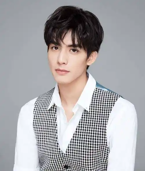 有种"神仙颜值"叫宋威龙寸头,秒变商业型男,颜高就是任性!