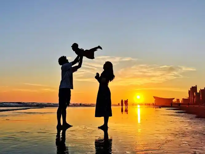 海滩夕阳下快乐幸福一家人