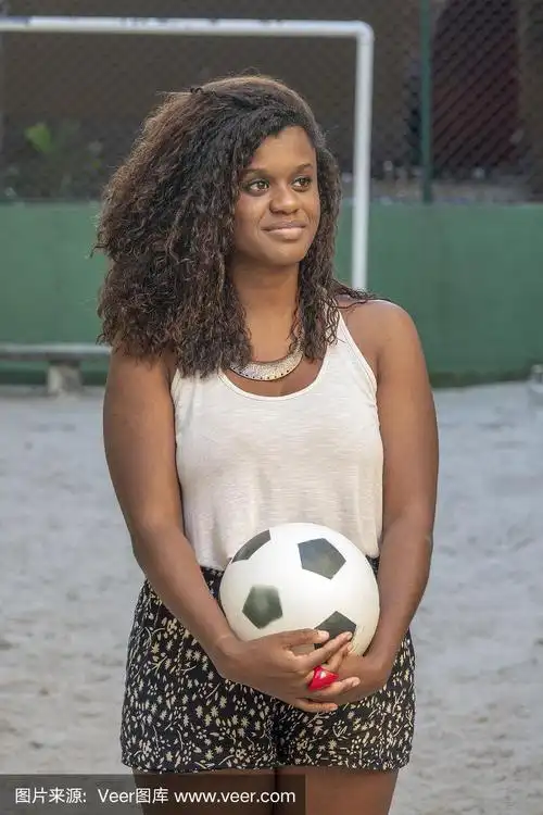 年轻的巴西黑人妇女拿着一个足球