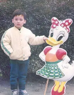 李易峰童年照赏析时间 祝大家六一快乐永葆童真!