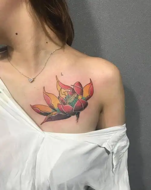 荷花 遮盖纹身图片_胸部肩部新传统纹身图案