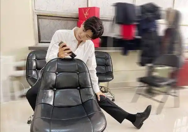 任嘉伦澳门领奖后街头游玩,看到他的拍照姿势,不像三十多岁的人_时候