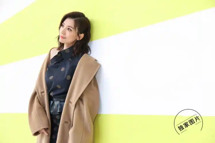 贾静雯穿大衣配露肩裙太美了,但看到未修图后,终于相信她45岁了