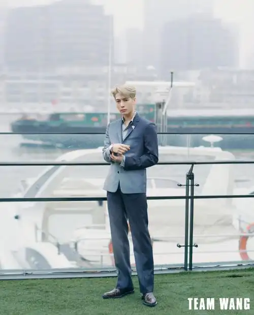 王嘉尔乌云灰渐变西装##时尚芭莎年度派对