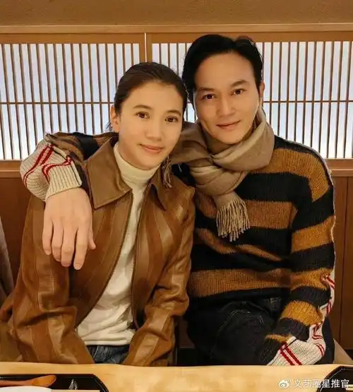 袁咏仪张智霖最新合影:女方素颜苍白,男方胡子头发全白疑有心事