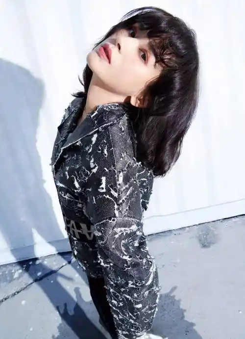 王子文换新发型拍大片,复古卷发优雅出众,美得差点认不出_气质_造型