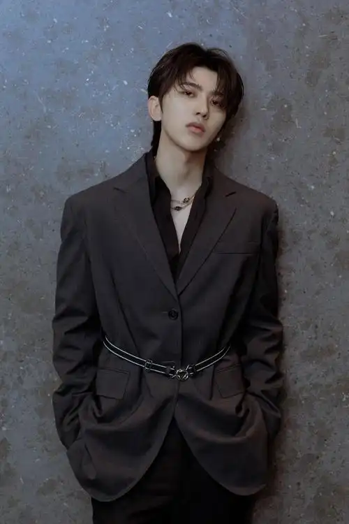 蔡徐坤深色西装帅气写真