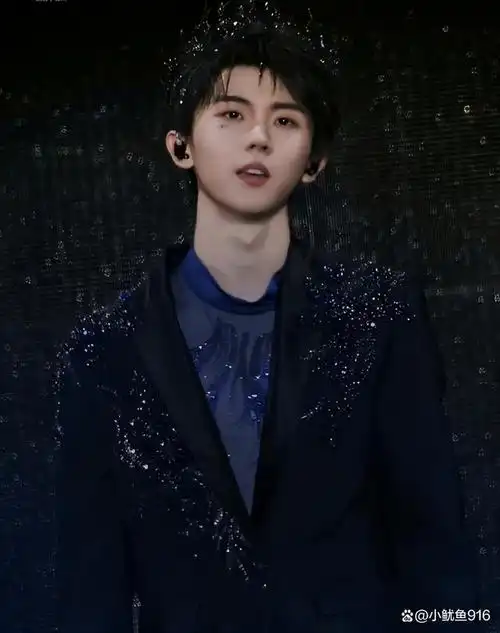 是什么惹全场粉丝泪目,马嘉祺钢琴弹唱《慢冷》,诠释爱的温度!