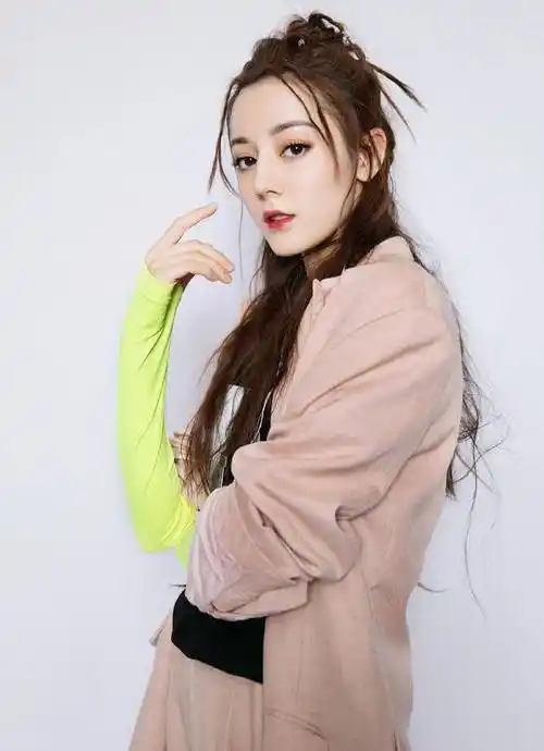 原创90后小花迪丽热巴穿起西装真的是a到爆还呆萌活泼有朝气