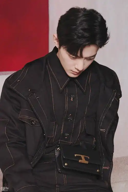 肖战tods 2021秋冬大片花絮,光影下尽显绅士儒雅,大气矜贵!