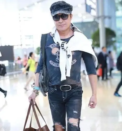 58岁马景涛不服老穿破洞裤太辣眼睛好在身材壮硕有型