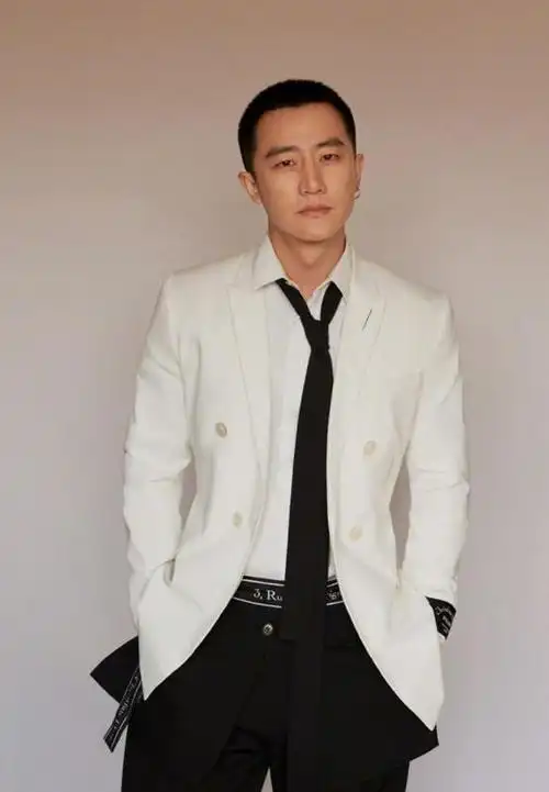 长得丑别硬穿西装!这10位男星告诉你,什么是潇洒俊朗贵气逼人