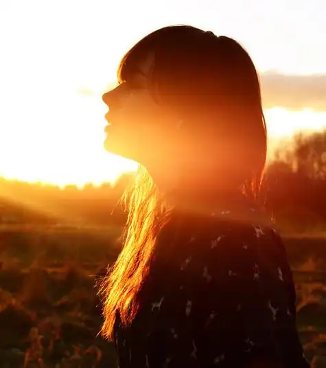 没有谁天生就是去猜测对方的心思的,但喜欢一个人,就是会从对方的一颦