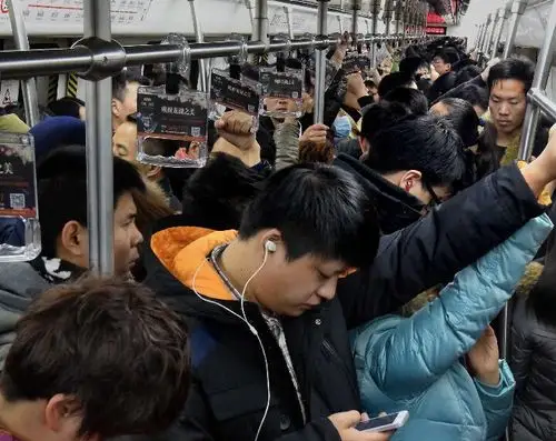 新年首个工作日:拥挤的地铁"