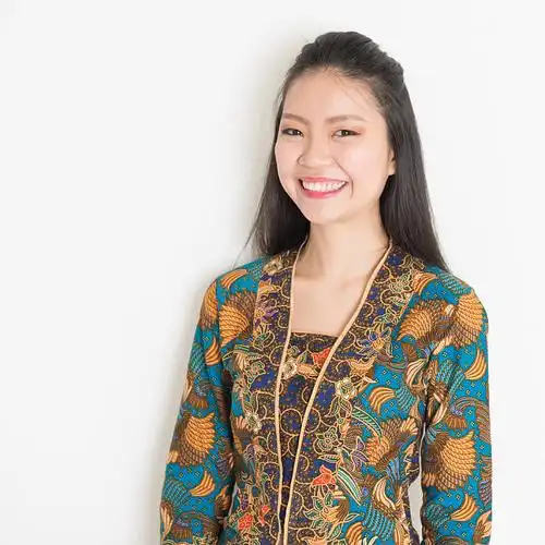 微笑_亚洲人_女孩_头像_东南亚_女人_蜡染_连衣裙_朴素_高清图片_全景