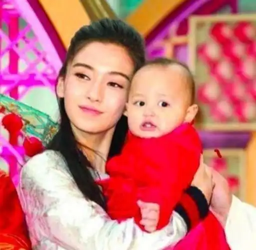 杨颖抱着小海绵的照片在网络上刷屏,网友:不愧是时尚辣妈