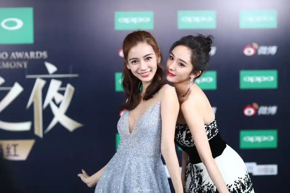 组图:杨幂angelababy同框比美 亲密合照大秀姐妹情