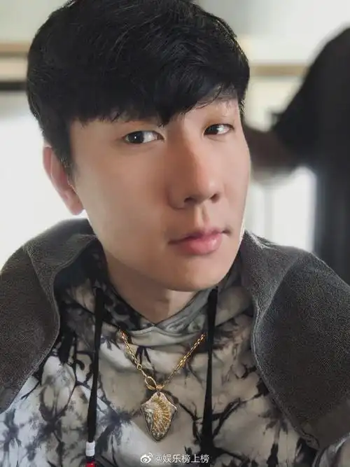 林俊杰怼脸自拍