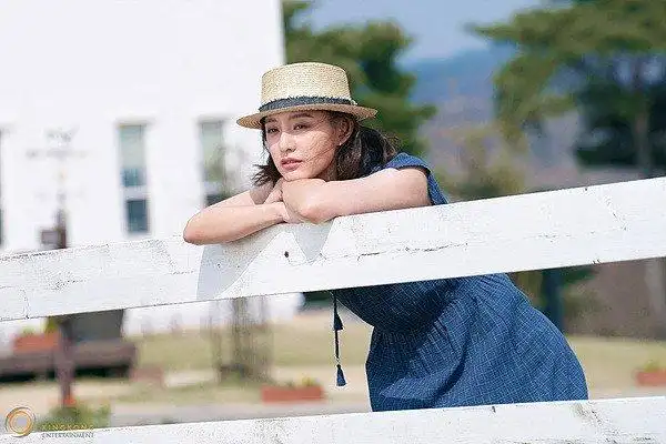 金智媛脱下军服变身氛围女神哀切眼神惹人怜