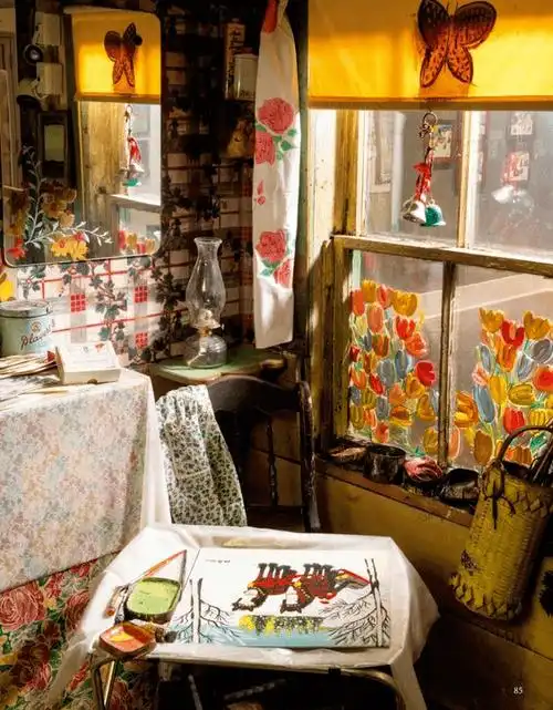 原本冷清的小屋成了色彩缤纷的乐园,阳光,温暖,治愈.