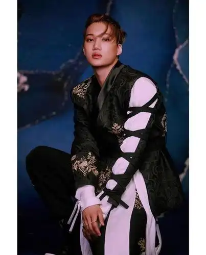 金钟仁公开强大气场照片,展示独特的个人魅力