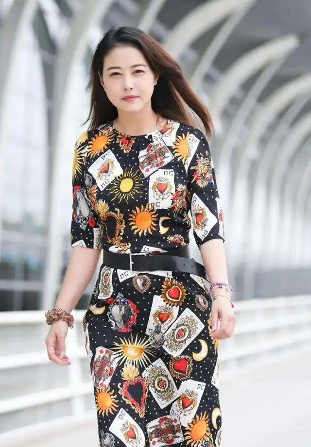 印花长裙精致女人味,高跟鞋打造大长腿,周海媚时髦化身韩国欧尼_花纹