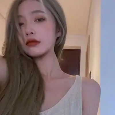 成熟优质唯美ins女生微信头像你只是心动我并没有坚定的选择我