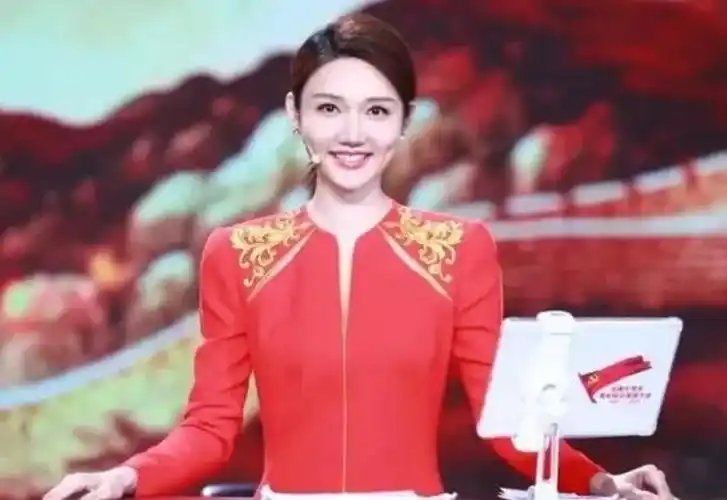 首先观众十分熟悉的面孔就是央视的女主持人龙洋,她也是有过主持春晚