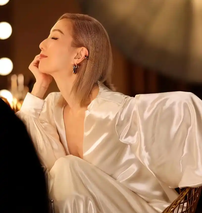 51岁郑秀文颜值回春,积极锻炼备战演唱会,女神魅力再升级!