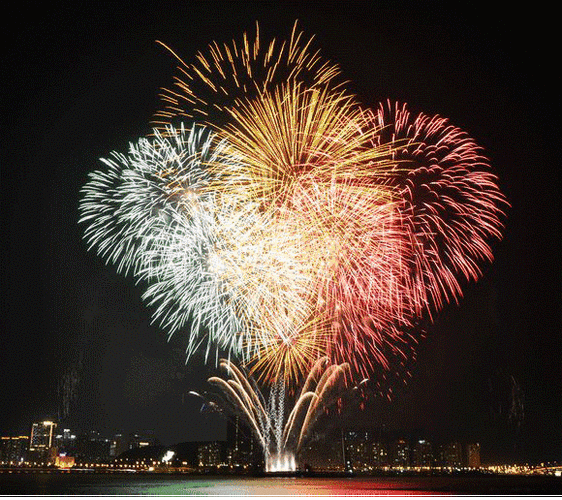 那时候的铜陵百大购物中心彩旗招展,人山人海……锣鼓喧天,鞭炮齐鸣