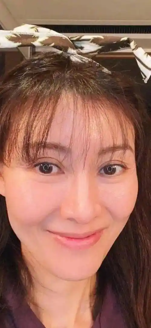 50岁李嘉欣罕晒素颜染头发剪刘海真憔悴高难度健身动作显吃力