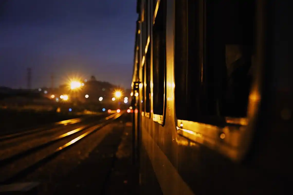 老绿皮火车车窗外的景