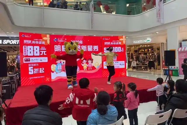 为配合"迎春消费月"活动,合生广场还举办了巧虎舞台剧,芭蕾舞表演