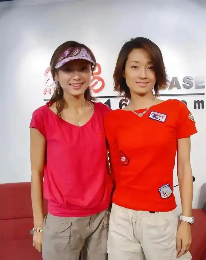 秦岚和马伊琍年轻时候的同框照,无美颜无滤镜,纯素颜拍摄,都是大美女