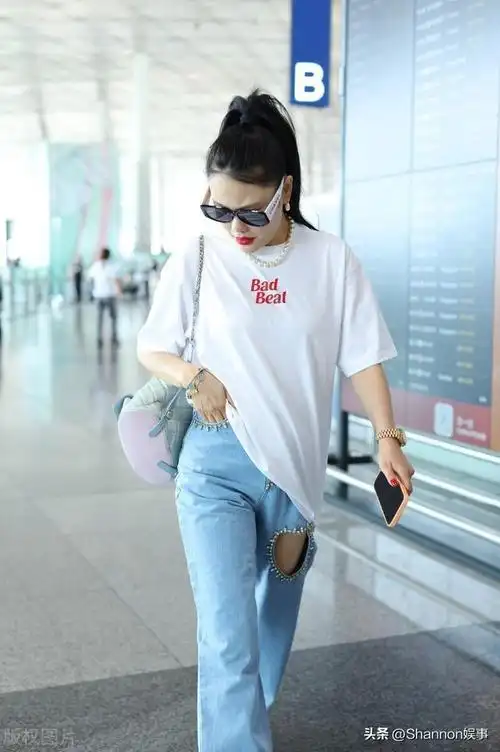 袁娅维 昨日生图!白色微透紧t恤 好身材一览无遗 心形镂空牛仔裤!