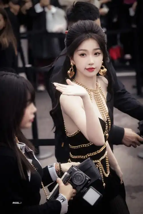 虞书欣米兰时装周##moschino品牌代言人虞书欣##今日星拍放送