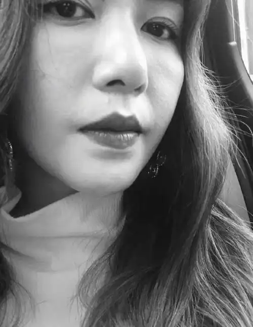 谭维维晒迷之角度自拍,黑白照暴露皮肤粗糙缺陷,颜值告急