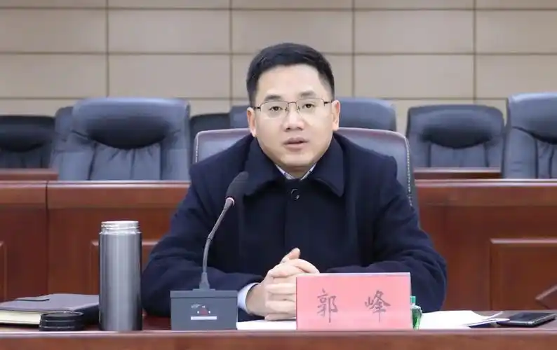 郭峰在现场调度重点项目建设工作时强调要以时不我待只争朝夕的精神