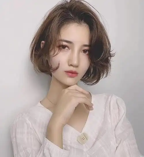 2020最火长脸发型,头发多瘦长脸女生,离子烫直发很淑女,染点色更灵动