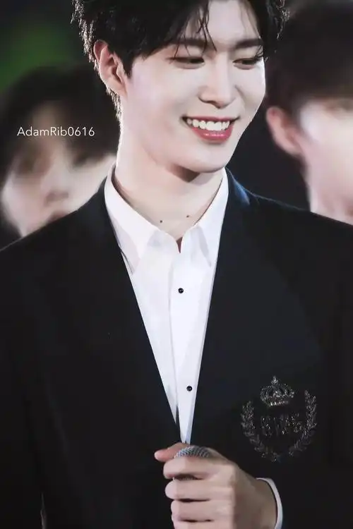 如玉山上行,光映照人——范丞丞笑容合集