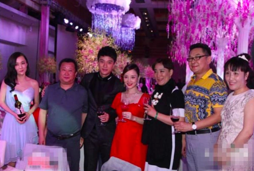 李小璐办婚礼很贤惠,主动向宋丹丹敬酒,霍思燕安心当陪衬