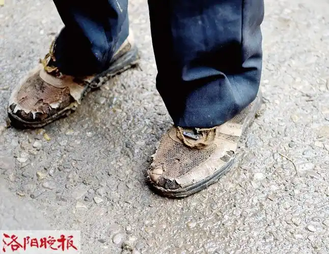 脚上的鞋已穿破