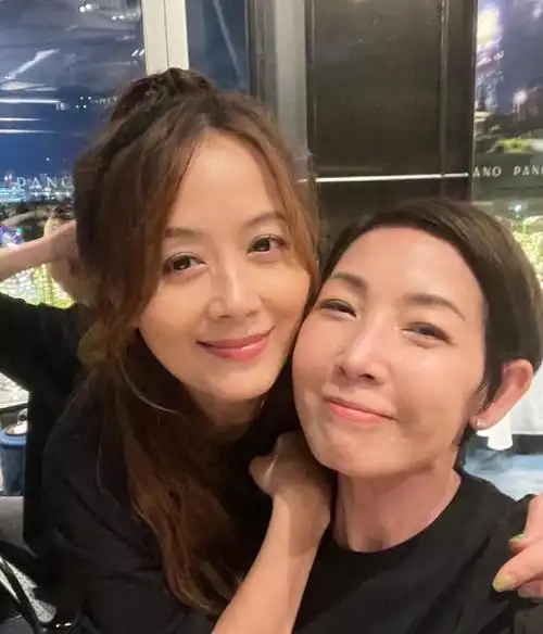 洪天明太太周家蔚出席聚餐与师叔元彪拍照很亲密被质疑喝多了