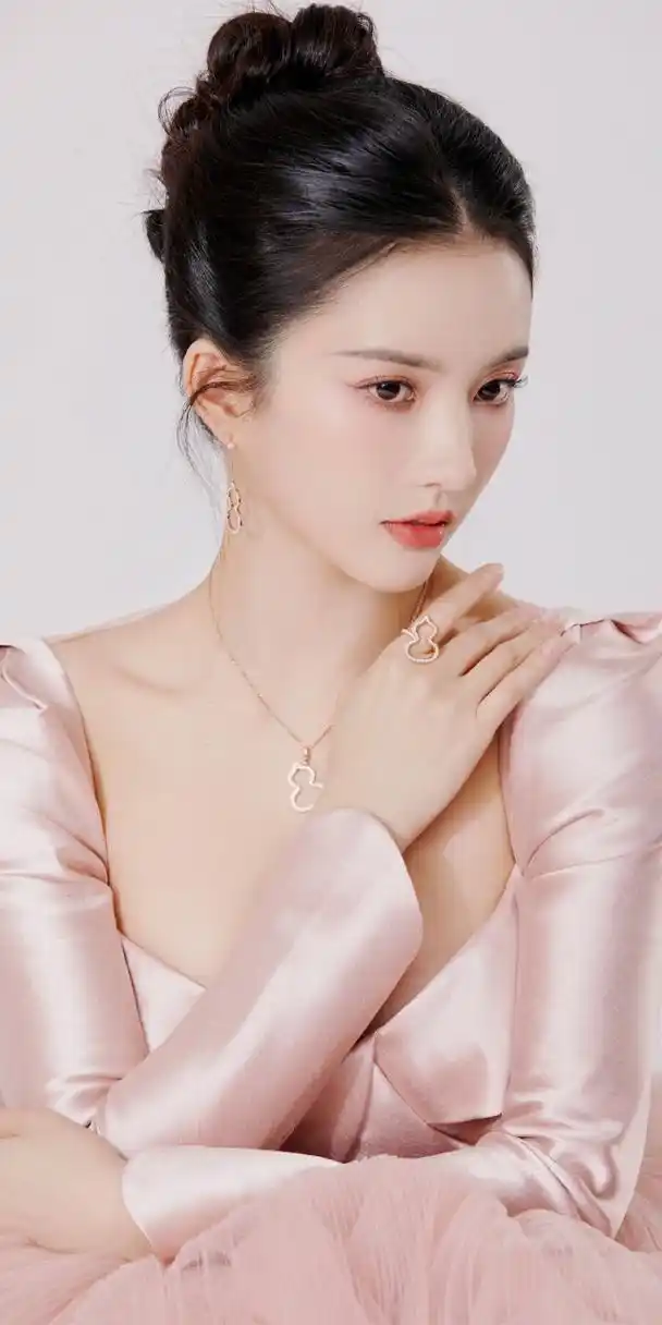 刘些宁粉色深v抹胸裙,淡粉少女心写真,一袭缎光粉纱裙,高贵典雅, 诠释