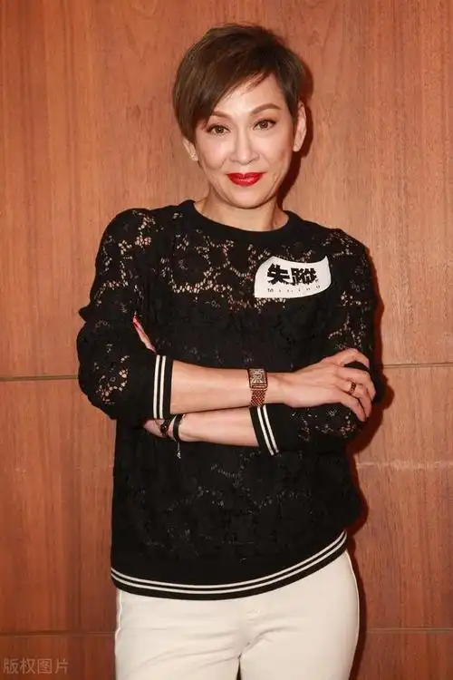 周润发前妻余安安穿吊带背心秀凹凸感这身材50后里太少见