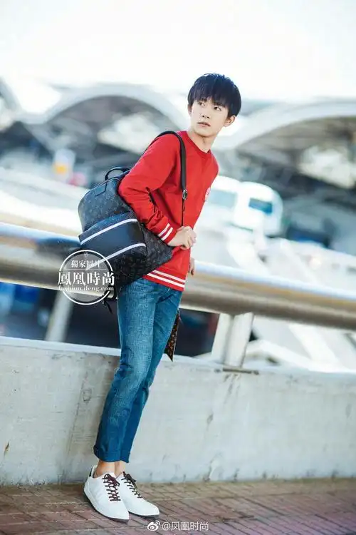 易烊千玺赴丹麦机场街拍是帅气的老公呢